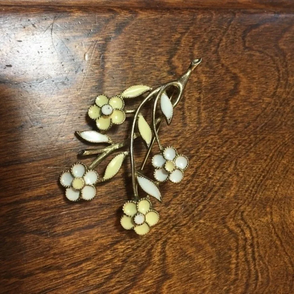 Vintage Gold Tone‎ Yellow White Flower Pin Scarf Brooch 2.5